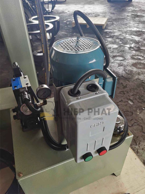 Cấu Tạo Máy Ép Lốp Xe Nâng: Chi Tiết & Nguyên Lý Hoạt Động
